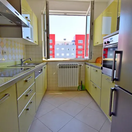 Spacious In With Balcony Apartamento Zadar