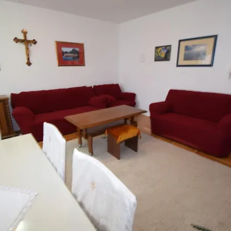 Spacious In With Balcony Apartment *