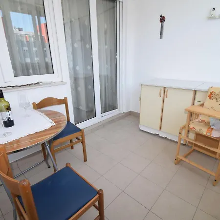 Spacious In With Balcony Apartment *
