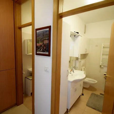 Spacious In With Balcony Apartment *